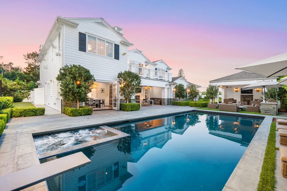 Luxury gunite pool with water features — Suffolk County Long Island