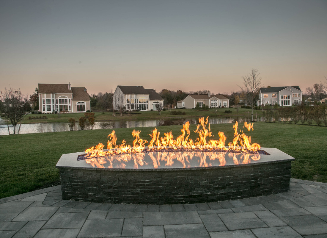 Modern rectangular fire pit powered with gas